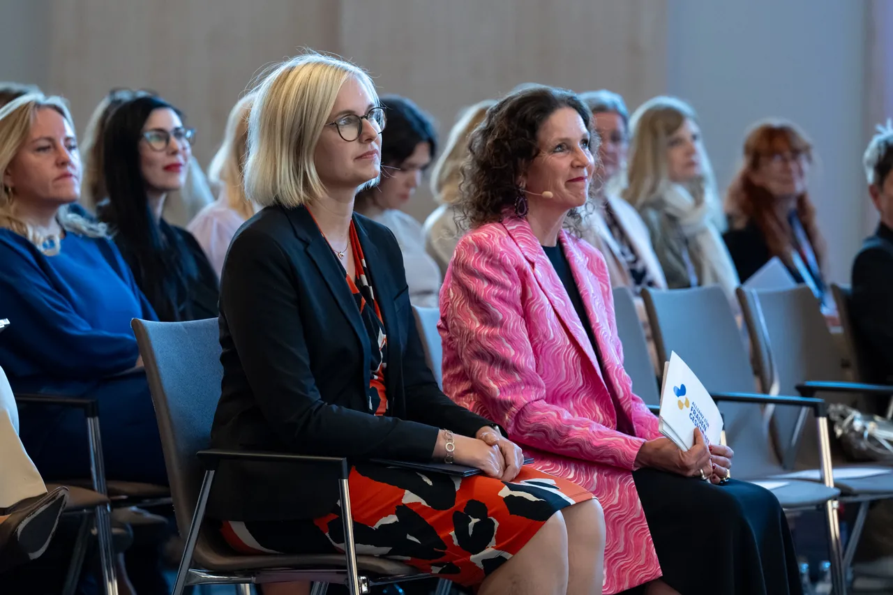 Zwei Frauen in der ersten Publikumsreihe verfolgen das Programm