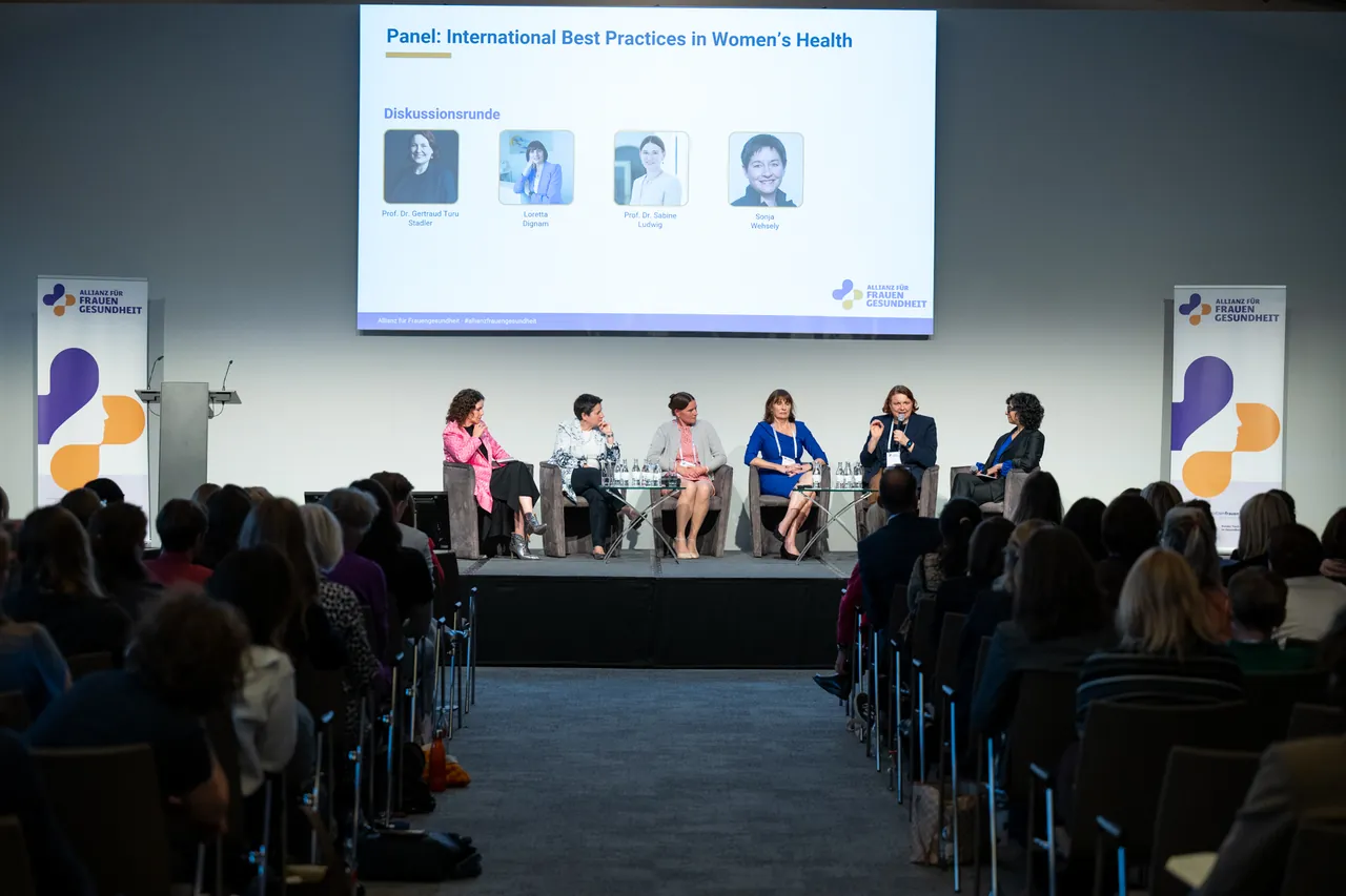 Podiumsdiskussion zu internationalen Best Practices in Women’s Health vor Publikum