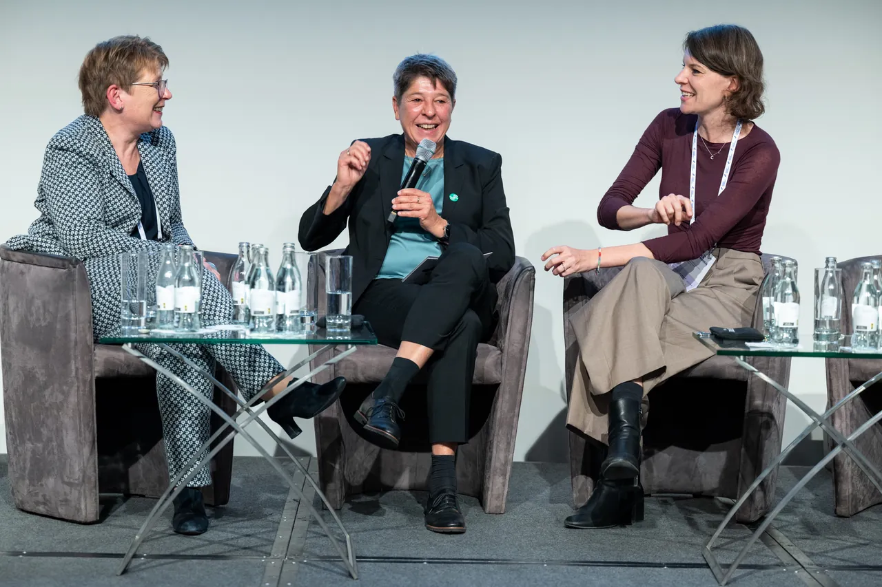 Drei Frauen im Gespräch auf dem Podium
