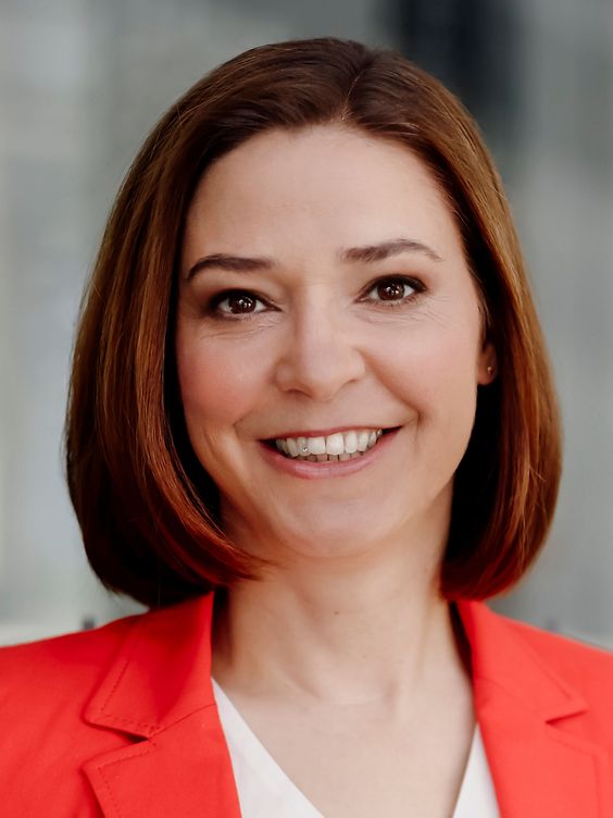 Porträt von Yvonne Magwas